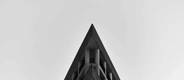 Fachada cerrada de un edificio alto, con una sola abertura visible.
