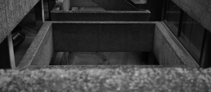 Escalera vista desde abajo, en blanco y negro: niveles sucesivos que se apilan uno sobre otro.