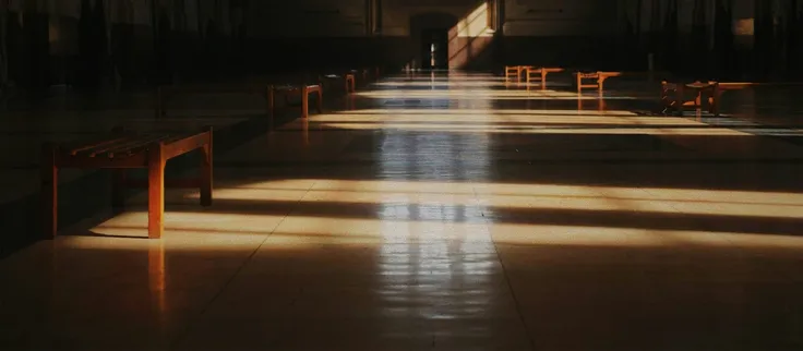 Filas de asientos idénticos en una sala grande: encontrar uno concreto es el problema.